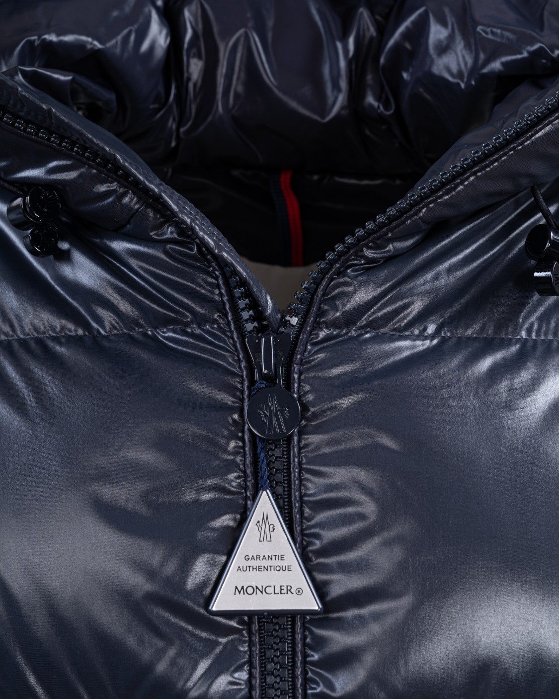 shop MONCLER Saldi Giacchetto: Moncler giubbotto Ecrins realizzato in nylon laqué lucido con imbottitura interna e trapuntatura a boudin.
Vestibilità regular.
Imbottitura a iniezione diretta.
Cappuccio con coulisse elastica.
Chiusura anteriore con zip a doppio cursore e tirazip logato.
Tasche sui lati e tasca interna con zip.
Polsini regolabili con bottone a pressione.
Coulisse elastica al fondo del capo.
Logo Moncler sulla manica.
Composizione: 100% Poliammide.
Fodera: 100% Poliammide.
Composizione imbottitura: 90% Piumino, 10% Piuma.
Made in Romania.. ECRINS1A00228 68950-742 number 2841764